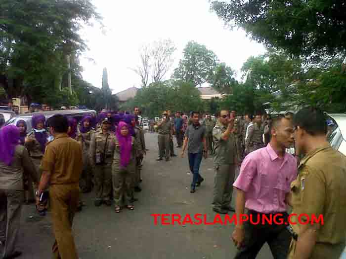 Minta Waktu Pelajari Berkas Cik Raden, Hakim PN Temui Massa Banser NU-Sat Pol PP