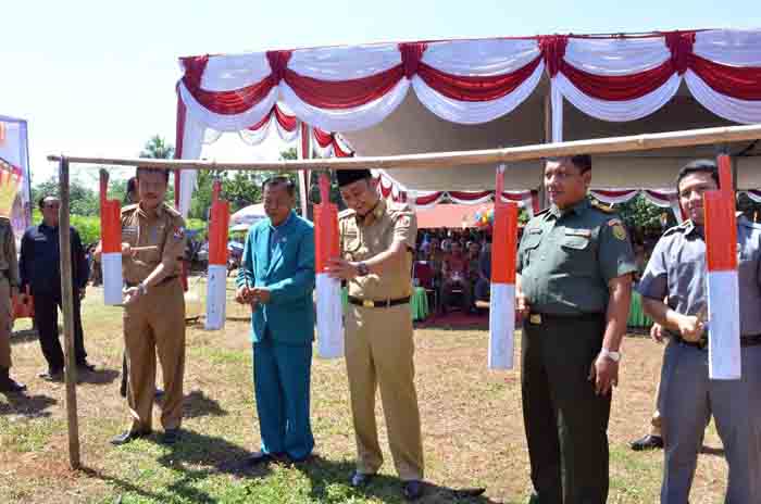 Bupati Lampura Canangkan Bulan Bakti Gotong Royong Masyarakat di Desa Mulang Maya