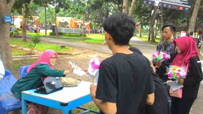 Peringatan Sebulan Unjuk Rasa Mahasiswa IAIN, Aktivis AMPI Berbagi Seribu Bunga