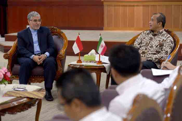 Dubes Iran Tawari Menteri Marwan Kerjasama Energi Desa