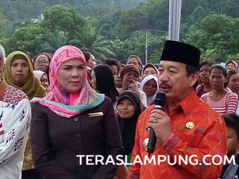 Walikota Herman HN Buka Pasar Murah di Lapangan Baruna