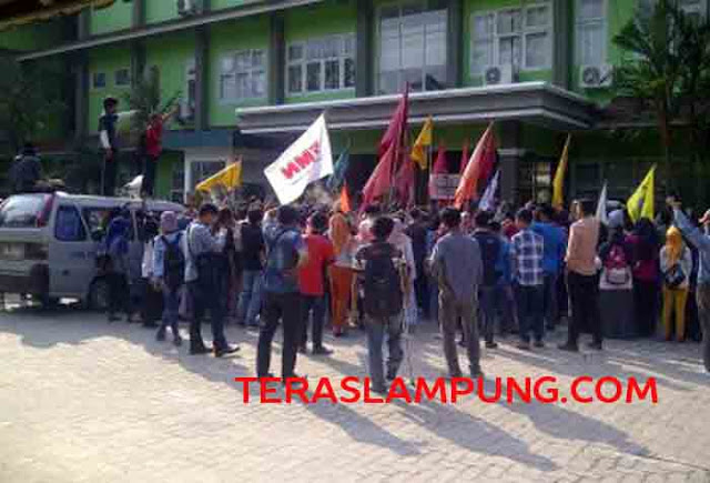 Kembali Gelar Unjuk Rasa, Ratusan Mahasiswa IAIN Raden Intan Segel Ruang Dekanat dan Fakultas