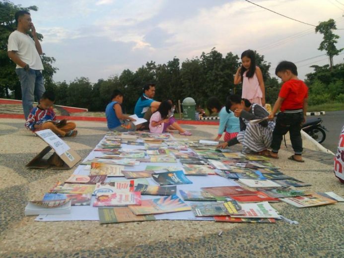 Menunggu Waktu Berbuka Puasa di Tugu Ryacudu Blambangan Umpu
