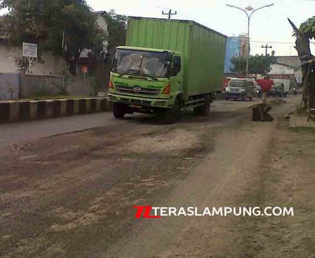 Jalan Yos Sudarso Bandarlampung Rusak Parah, Pemudik Harus Berhati-hati