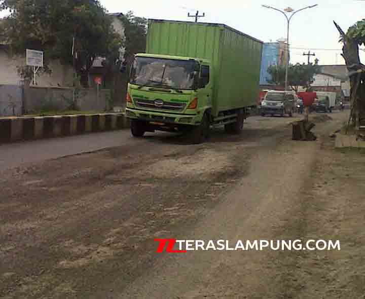 Jalan Yos Sudarso Bandarlampung Rusak Parah, Pemudik Harus Berhati-hati