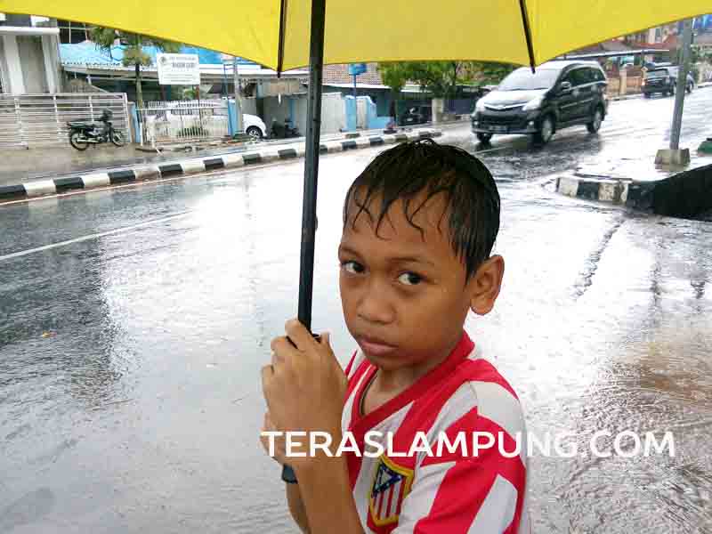 Ferdian dan Arif, Kakak Beradik yang Mengais Rezeki di Antara Derasnya Hujan