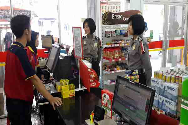 Jelang Idul Fitri 1437 H, 35 Polwan Amankan Pengunjung Pasar Tradisional dan Swalayan