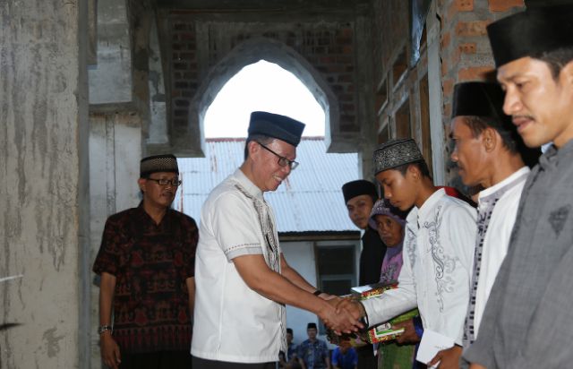 Fahrizal Pimpin Tim Pemprov Safari Ramadan di Pesisir Barat