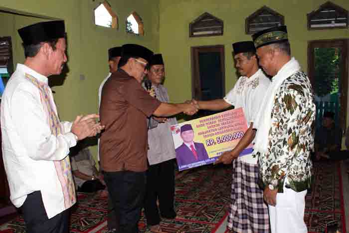 Sekdakab Lampura Serahkan Bantuan kepada Pengurus Masjid di Uluk Rengas