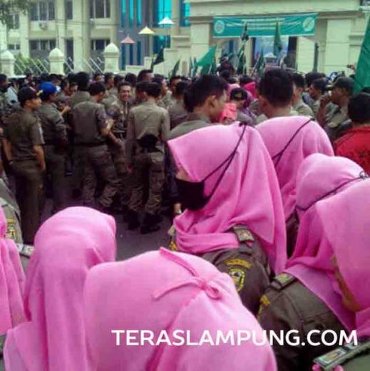 Demo Sidang City Spa: Sebelum Cik Raden Dibebaskan, Massa GP Ansor Menolak Bubarkan Diri