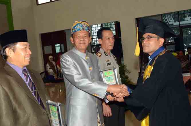 Walikota Ahmad Pairin Hadiri Wisuda STIT Agus Salim Metro