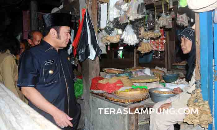 Bupati Zainudin Sidak Harga Sembako di Pasar Inpres Kalianda