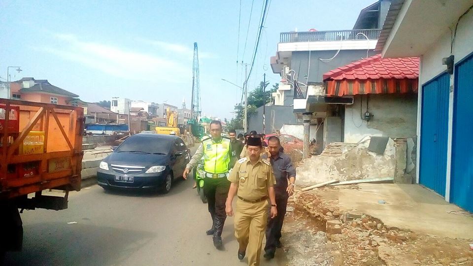 Hari Pertama Masuk Kerja, Walikota Herman HN Tinjau Pelebaran Jalan Gajahmada