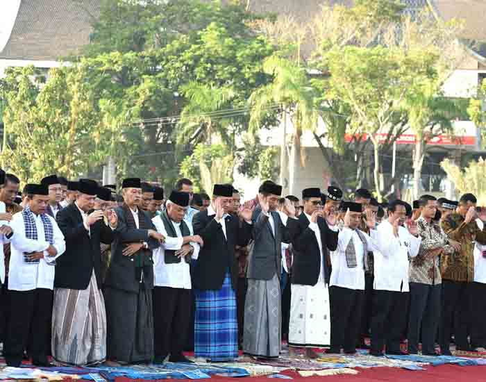 Presiden Jokowi Shalat Ied di Masjid Raya Padang