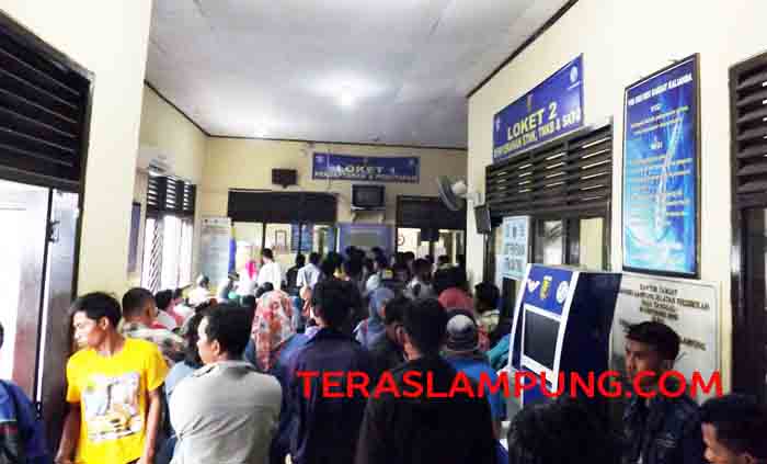 Hari Pertama Kerja, Kantor Samsat Kalianda Diserbu Wajib Pajak