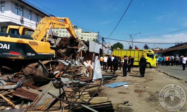 Puluhan Bangunan di Stasiun Barat Kota Bandung Dirobohkan