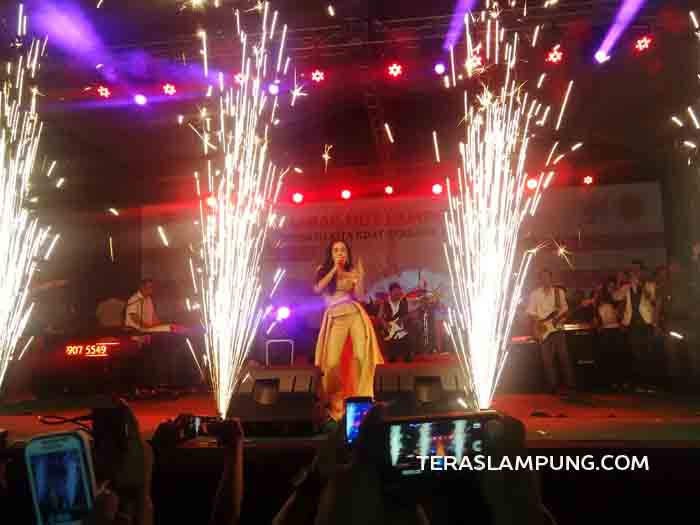 Foto Cita Citata Hibur Warga pada Penutupan HUT ke-70 Lampung Utara