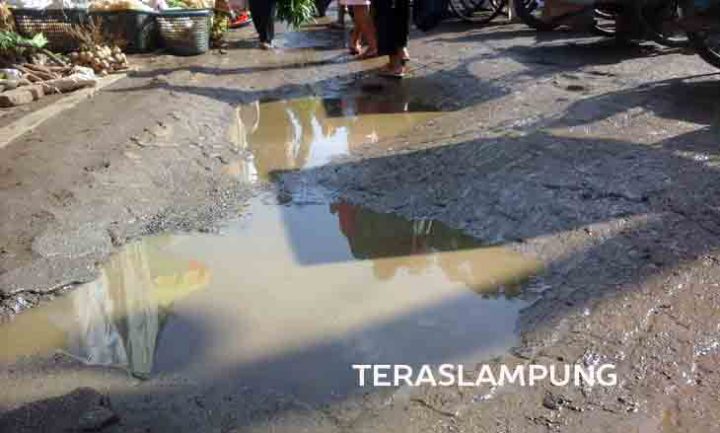 Tiga Tahun Becek dan Berlubang, Pedagang Pasar Sentral dan Pasar Pagi Kotabumi Mengeluh
