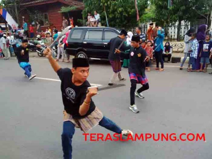 Macet di Jl Sudirman Kotabumi karena Tontotan Pawai Budaya