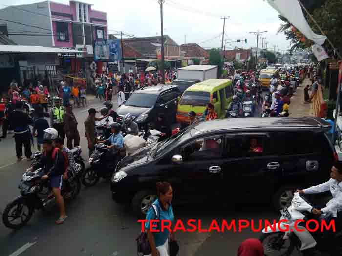 Panitia Kurang Sigap, Pawai Budaya HUT Lampung Utara Macetkan Jalan Utama