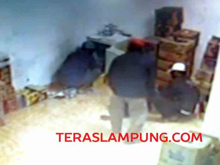 Terekam CCTV, Karyawan Alfamart Kepalanya Digetok Senpi Perampok Hingga Memar