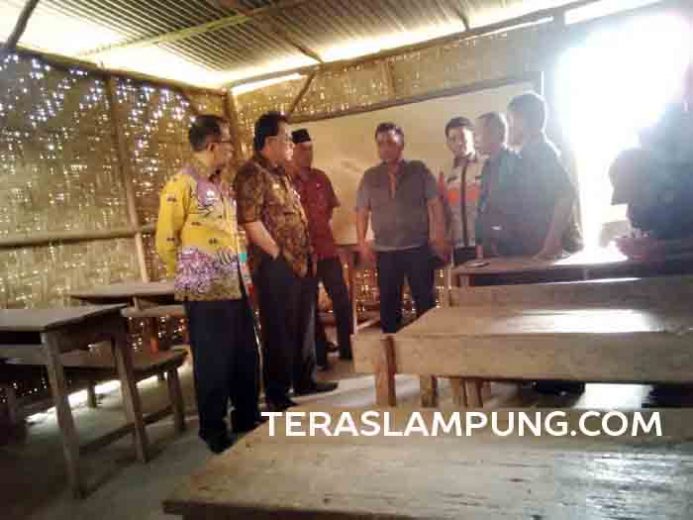 Sekab Lampura Kunjungi Sekolah Berdinding Geribik di Handuyang Ratu