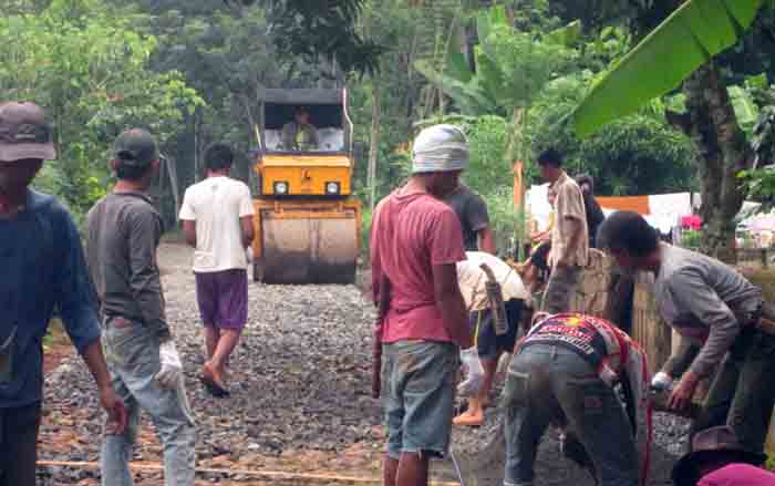 Jalan “Onderlaag” di Desa Pekurun Utara Kini Diubah Jadi Jalan Lapen