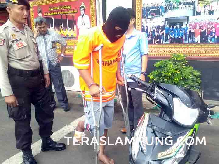 Anton Biasa Menjambret Wanita yang Main Ponsel di Pinggir Jalan