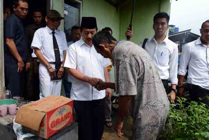 Walikota Herman HN Serahkan Bantuan kepada Korban Kebakaran di Jl Sutami Jamil