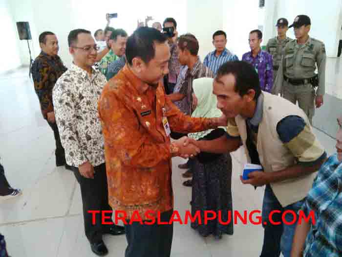 ‎Bupati Agung Ilmu Mangkunegara Serahkan Bantuan Stimulan Perumahan Swadaya