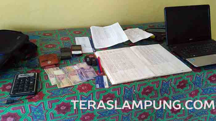 Baru Melek Internet, Pedagang Kemplang Ini “Banting Stir” Jadi Bandar Judi Togel Online