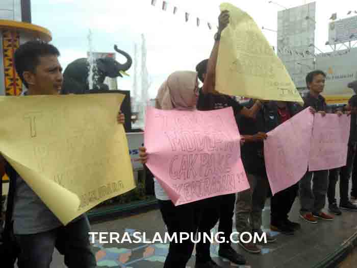 Kecam Premanisme Oknum TNI AU Medan, Puluhan Jurnalis Lampung Berunjuk Rasa di Bundaran Tugu Adipura