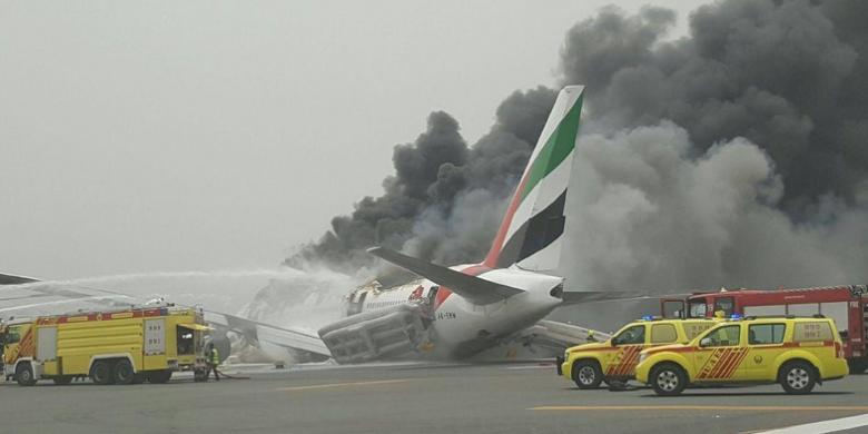 Video: Kepanikan Penumpang Pesawat Emirates Saat Pesawat Terbakar