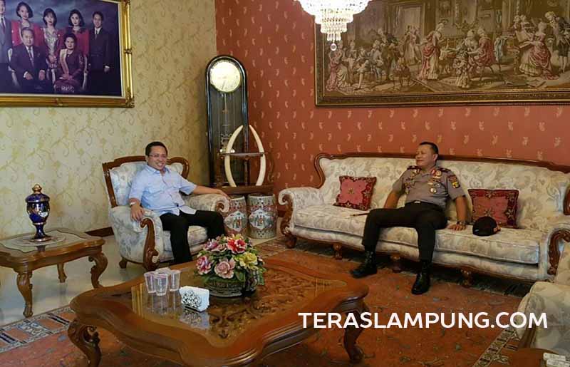 Heboh Sepasang Gading Gajah saat Kunjungan Kapolda Lampung di Rumah Rektor UBL