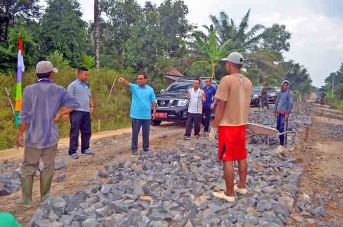 Bupati Hanan Rozak Tinjau Pembangunan Jalan Poros Penawar Tama