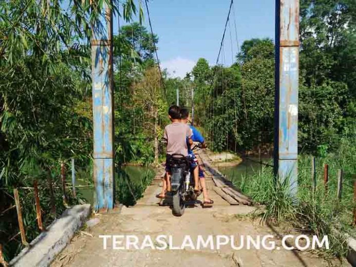 Dinas PU Lampura Siap Bangun Jembatan Permanen di Desa Pekurun