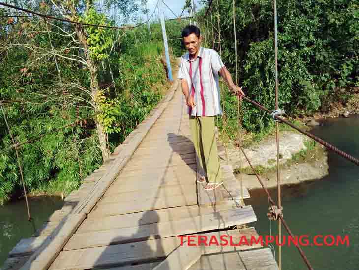 Warga Desa Pekurun Berharap Pemkab Ganti Jembatan Gantung Jadi Jembatan Permanen
