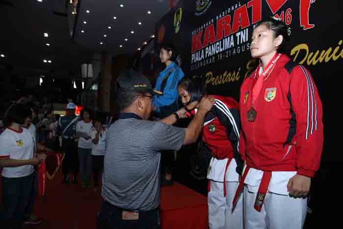 Karateka Wanita TNI Dominasi Kejurnas Karate Piala Panglima TNI 2016