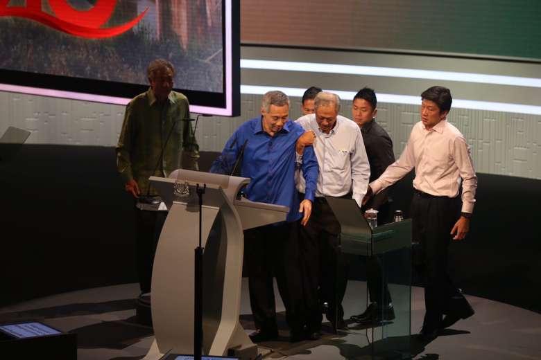 Kepanasan dan Dehidrasi, Perdana Menteri Singapura Jatuh Saat Pidato Kenegaraan