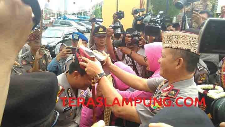 Kombes Pol Krishna Murti Tiba di Mapolda Lampung Disambut Tari Sigeh Penguten