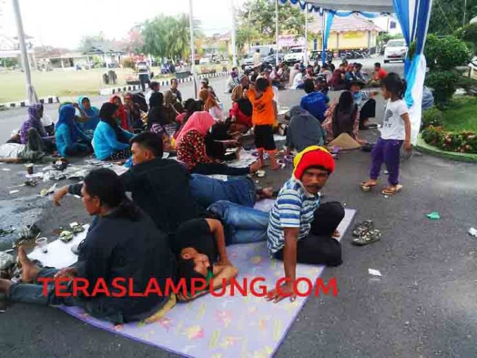 Warga Desa Madukoro akan Bertahan di Kantor Pemkab Lampura Hingga Kasus Tanahnya Beres