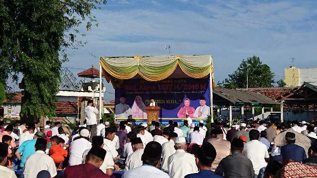Bupati Agung Shalat Ied di Halaman Kantor Pemkab Lampung Utara