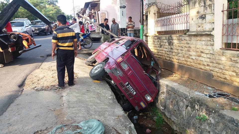 Gara-Gara Angkot Nyungsep di Siring, Jalan Teuku Cik Ditiro Bandarlampung Macet