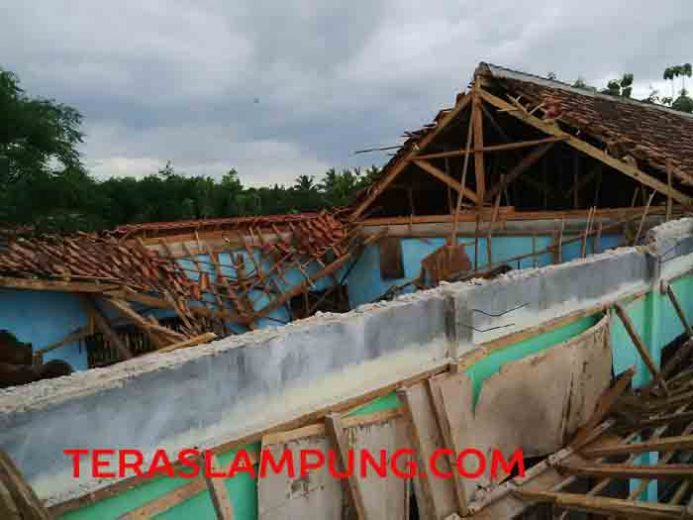 Kepsek SMPN 12 Kotabumi Marah Ambruknya Atap Kelas Diliput Wartawan