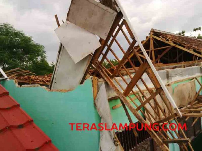 Atap Ruang Kelas SMPN 12 Kotabumi Ambruk