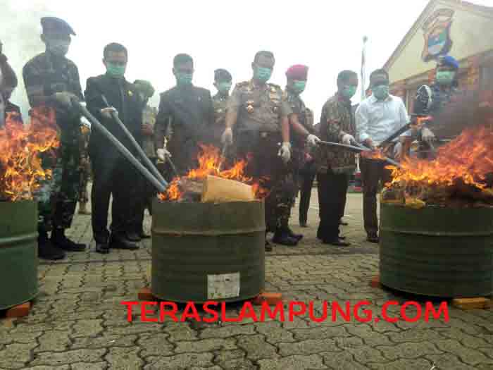 Polda Lampung Musnahkan Ratusan Ribu Butir Ekstasi dan 20 Kg Sabu-Sabu