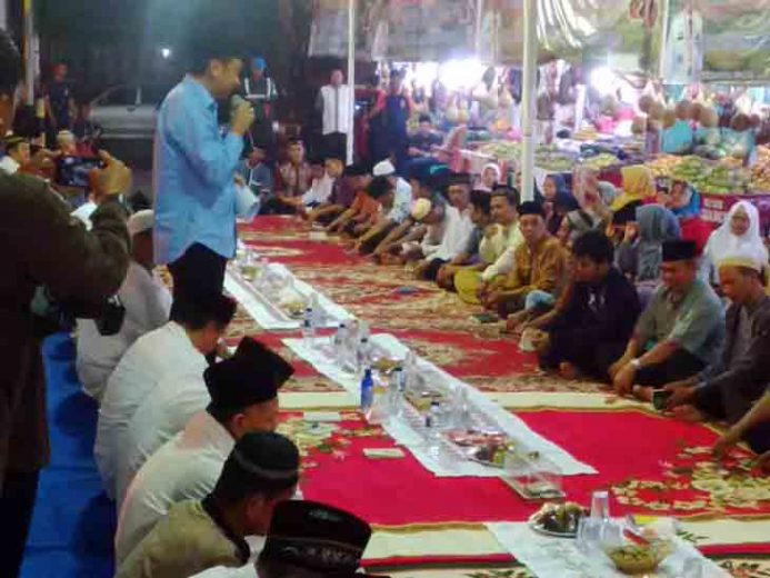 Bupati Agung Hadiri Pengajian di Pasar Buah Kotabumi