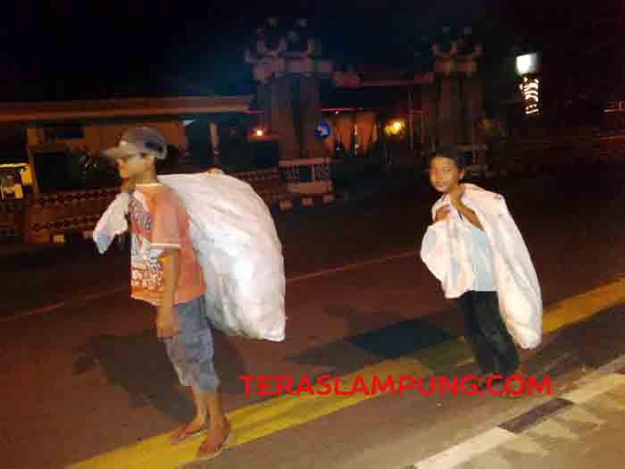 Agar Bisa Bersekolah, Kakak Beradik Ini Mengais Rezeki Hingga Malam Hari