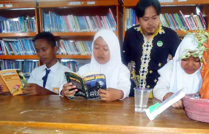 Hari Kunjung Perpustakaan, Pustakawan Eko Prasetyo Bagikan Buku dan Makanan