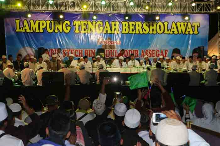 “Lamteng Bersholawat”, Puluhan Ribu Warga Lampung Doakan Korban Banjir di Garut